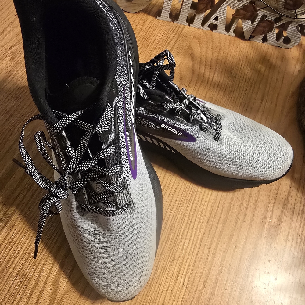 Brooks Women's Gray Running Shoes - Picture 2 of 7
